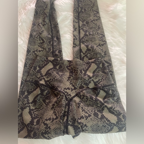 BuffBunny Leggings - Picture 3 of 4